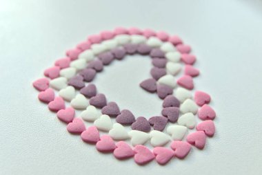 Tatlı pembe sevgililer günü şekerleri ve pembe, mor ve beyaz gösterilerle süslenmiş süsler. Seni kız arkadaşına ve değerli elmasları ve kırmızı kalpleri olan değerli insanlara özel bir hediye olarak seviyorum.