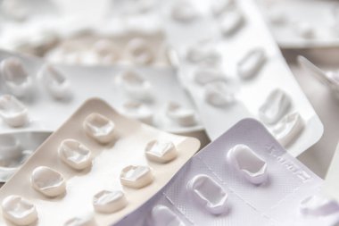 Depresyon tedavisi için bir çok boş ilaç kabarcığı salgın ve karantina hastalığı ve hasta bağımlılığı için tıbbi sağlık hizmetlerini hastane terapisi ve hastalıkları tedavi etmek için ilaç paketi olarak gösteriyor.
