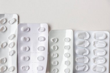 Depresyon tedavisi için bir çok boş ilaç kabarcığı salgın ve karantina hastalığı ve hasta bağımlılığı için tıbbi sağlık hizmetlerini hastane terapisi ve hastalıkları tedavi etmek için ilaç paketi olarak gösteriyor.