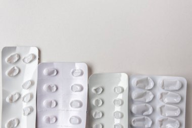 Depresyon tedavisi için bir çok boş ilaç kabarcığı salgın ve karantina hastalığı ve hasta bağımlılığı için tıbbi sağlık hizmetlerini hastane terapisi ve hastalıkları tedavi etmek için ilaç paketi olarak gösteriyor.