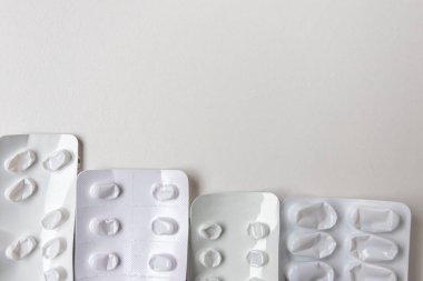 Depresyon tedavisi için bir çok boş ilaç kabarcığı salgın ve karantina hastalığı ve hasta bağımlılığı için tıbbi sağlık hizmetlerini hastane terapisi ve hastalıkları tedavi etmek için ilaç paketi olarak gösteriyor.