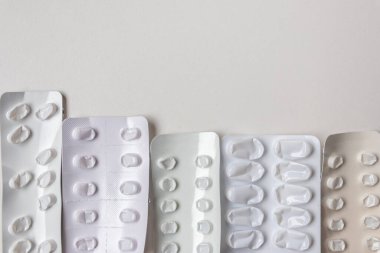 Depresyon tedavisi için bir çok boş ilaç kabarcığı salgın ve karantina hastalığı ve hasta bağımlılığı için tıbbi sağlık hizmetlerini hastane terapisi ve hastalıkları tedavi etmek için ilaç paketi olarak gösteriyor.