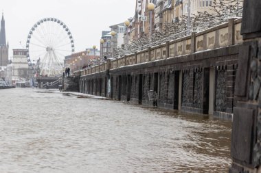 Şubat ayında sağanak yağış ve karların erimesi sonrasında yüksek su, Dsseldorf 'taki hava felaketinin aşırı hava koşulları, yüksek gelgit ve sigorta risklerini su baskınlarıyla göstermesi nedeniyle sular altında kalan sahili boğdu.