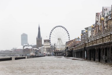 Şubat ayında sağanak yağış ve karların erimesi sonrasında yüksek su, Dsseldorf 'taki hava felaketinin aşırı hava koşulları, yüksek gelgit ve sigorta risklerini su baskınlarıyla göstermesi nedeniyle sular altında kalan sahili boğdu.