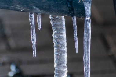 Aralık 'tan Ocak' a kadar kış ve baharda eriyen uzun buz sarkıtları, kentsel sokaklardaki kaygan kristaller ve güzel kış manzaraları gibi buzlu buzlu suyla birlikte hava sigortasına ihtiyaç duyulduğunu gösteriyor.