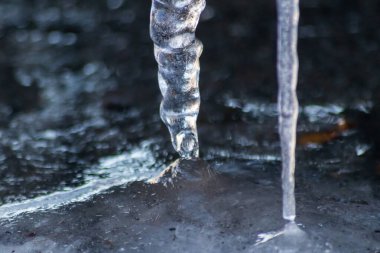 Aralık 'tan Ocak' a kadar kış ve baharda eriyen uzun buz sarkıtları, kentsel sokaklardaki kaygan kristaller ve güzel kış manzaraları gibi buzlu buzlu suyla birlikte hava sigortasına ihtiyaç duyulduğunu gösteriyor.