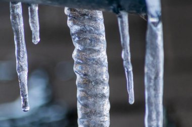 Aralık 'tan Ocak' a kadar kış ve baharda eriyen uzun buz sarkıtları, kentsel sokaklardaki kaygan kristaller ve güzel kış manzaraları gibi buzlu buzlu suyla birlikte hava sigortasına ihtiyaç duyulduğunu gösteriyor.