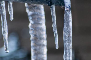 Aralık 'tan Ocak' a kadar kış ve baharda eriyen uzun buz sarkıtları, kentsel sokaklardaki kaygan kristaller ve güzel kış manzaraları gibi buzlu buzlu suyla birlikte hava sigortasına ihtiyaç duyulduğunu gösteriyor.