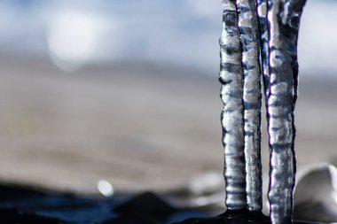 Aralık 'tan Ocak' a kadar kış ve baharda eriyen uzun buz sarkıtları, kentsel sokaklardaki kaygan kristaller ve güzel kış manzaraları gibi buzlu buzlu suyla birlikte hava sigortasına ihtiyaç duyulduğunu gösteriyor.