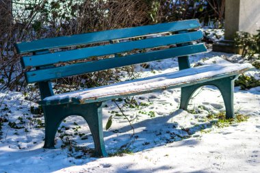 Kış mevsiminde kar yağan banklar soğuk bir Aralık 'ta ve Ocak' tan Şubat 'a kadar soğuk kışta kar fırtınaları ve kar yağışı düşük sıcaklıklarda sakin bir ortamda dinlenme koltuğu olarak kullanıldı.