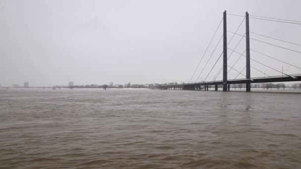 Hochwasser und Flut in Düsseldorf nach Starkregen und Sturm im Winter verursachen Naturkatastrophen und Katastrophen wegen gefährlichen Wetters zeigt Notwendigkeit einer Wetterversicherung am Rhein