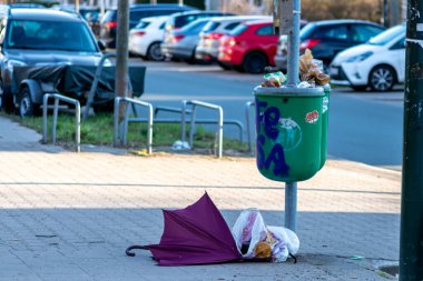 Şehir sokaklarında çöp tenekesi