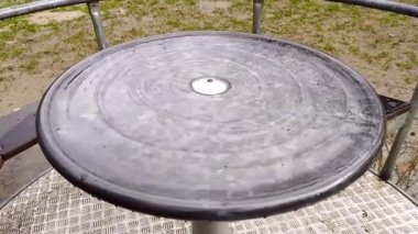 Oyun parkındaki ipeksi dalgalar, yağmur sonrası ormanda atlıkarınca, atlıkarınca, döner döner döner döner döner döner döner döner, döner döner döner döner döner, yavaş çekimde güzel yansımalar gösterir ve rahatlatıcı dalgalanan meditasyon suyu dalgaları