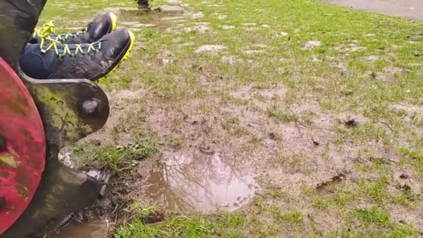 Niño Patio Recreo Húmedo Después Día Lluvioso Con Charco Salpicado — Vídeos de Stock