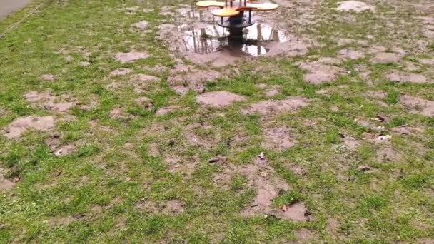 Puddles Sur Une Aire Jeux Humide Après Une Journée Pluvieuse — Video