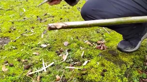 Homme Européen Blanchissant Bâton Avec Couteau Pointu Ralenti Comme Une — Video