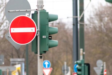 trafik ışığı ve yol levhası