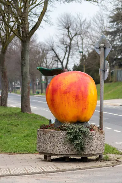 Μήλο Άγαλμα Κοντά Στο Δρόμο Στην Πόλη — Φωτογραφία Αρχείου