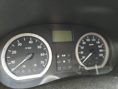 Otomobil göstergelerinde yakın çekim görüntüsü, hız ve hız göstergesi, takometre, takometre ve motorlu spor arabalardaki güvenli hareketlilik göstergelerine sahip araç kokpitinde ölçüm araçlarıyla birlikte.