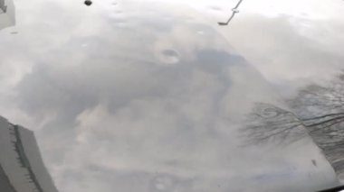 Dolu hasarı olan araba motoru kaputu, doğa gücünü ve araba sigortasının önemini gösterir. Fırtınalı hava ve fırtına tehlikelerine karşı yeni bir değer sigortası.