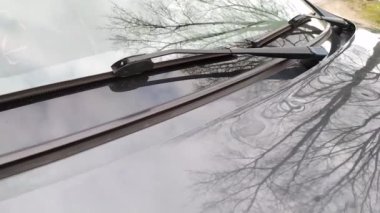 Dolu hasarı olan araba motoru kaputu, doğa gücünü ve araba sigortasının önemini gösterir. Fırtınalı hava ve fırtına tehlikelerine karşı yeni bir değer sigortası.