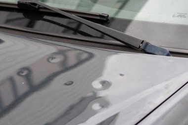 Dolu hasarı olan araba motoru kaputu, doğa gücünü, araba sigortasının önemini ve dolu fırtınalarına ve fırtına tehlikelerine karşı yeni bir değer sigortasını gösterir.