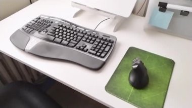 Ergonomik klavye ve serbest çalışma için ergonomik fare ile Ergonomik ev ofis ekipmanı beyaz bir defter ve evden verimli bir iş için temiz bir masaüstü ile sağlıklı çalışma yeri