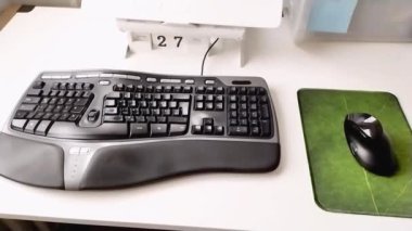Ergonomik klavye ve serbest çalışma için ergonomik fare ile Ergonomik ev ofis ekipmanı beyaz bir defter ve evden verimli bir iş için temiz bir masaüstü ile sağlıklı çalışma yeri
