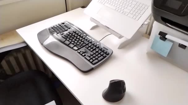 带有人体工学键盘和人体工学鼠标的人体工效学家用办公设备 用于自由职业和健康的工作场所 配有白色笔记本和干净的台式计算机 可在家中安全地高效工作 — 图库视频影像