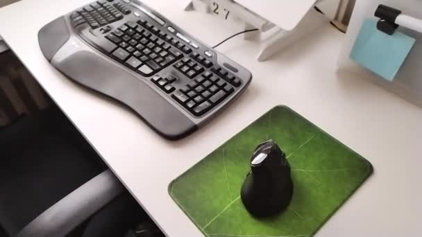 Ergonomisk Kontorsutrustning Med Ergonomiskt Tangentbord Och Ergonomisk Mus För Frilansarbete — Stockvideo