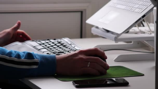 Mãos Homem Europeu Trabalhando Casa Home Office Com Teclado Ergonômico — Vídeo de Stock