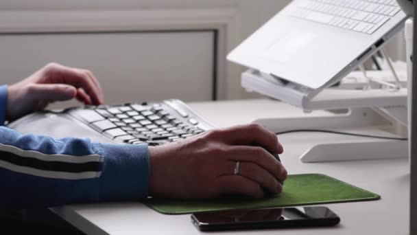 Hände Eines Europäers Der Hause Homeoffice Mit Ergonomischer Tastatur Und — Stockvideo