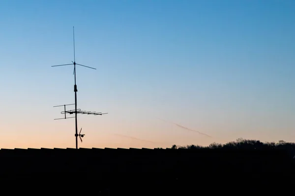Televíziós Antenna Vagy Rádióantenna Tetőn Napkeltekor Vagy Naplementekor Kék Alkonyat — Stock Fotó