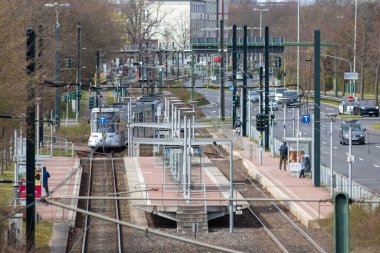 Şehirlerde yolcular ve metrolar için sürdürülebilir trafik için ucuz bir platform olarak kentsel şehirlerde ulaşımı olan banliyö bölgesinde elektriği olan tren istasyonuna giden elektrikli tren yolu.