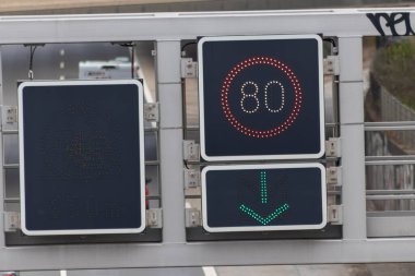 Bir Alman otobanında dijital hız düzenleme işareti trafik düzenlemeleri için hız limitlerini ve otoyol bilgilerini gösterir ve inşaat alanları için uyarılar, tehlikeli ulaşım durumları, trafik kontrolü
