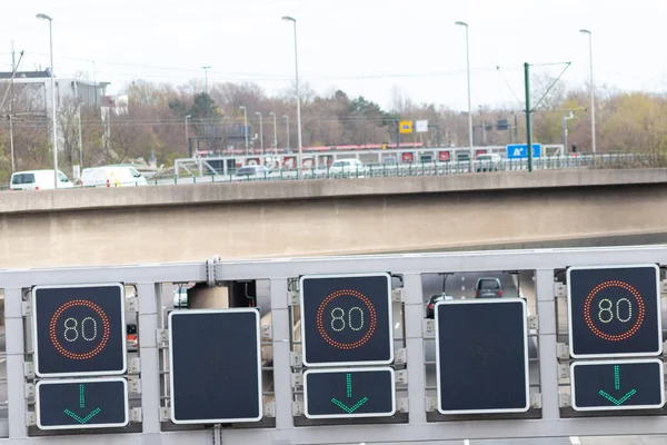 Német Autobahnon Elhelyezett Digitális Sebességszabályozó Tábla Sebességhatárokat Autópálya Információkat Mutat — Stock Fotó