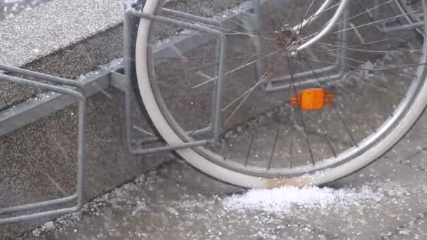 Caída Granizo Una Bicicleta Día Ventoso Con Heladas Lluvia Muestran — Vídeos de Stock