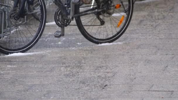 Caída Granizo Una Bicicleta Día Ventoso Con Heladas Lluvia Muestran — Vídeos de Stock