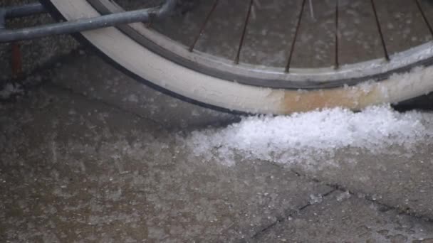 Caindo Granizo Uma Bicicleta Dia Ventoso Com Geada Chuva Mostram — Vídeo de Stock