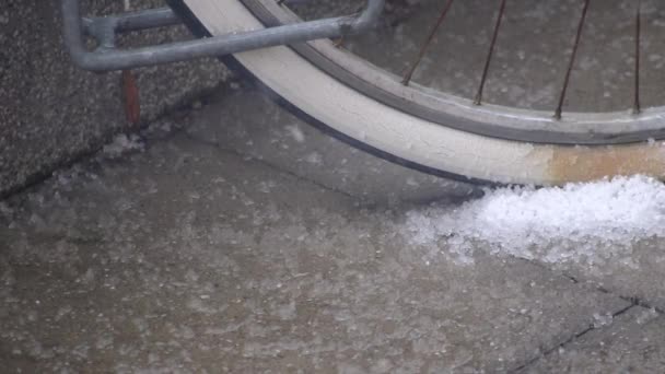 Caindo Granizo Uma Bicicleta Dia Ventoso Com Geada Chuva Mostram — Vídeo de Stock