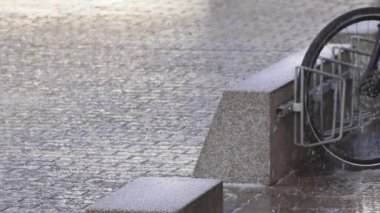 Rüzgârlı bir günde, dondurucu soğuk ve yağmurlu bir günde bisiklete düşen dolu fırtınaları, meteorolojinin, yeşil hareketlilik tehlikesi kadar öngörülemez ve tehlikeli soğuk dolu fırtınası sigortası olduğunu gösteriyor.