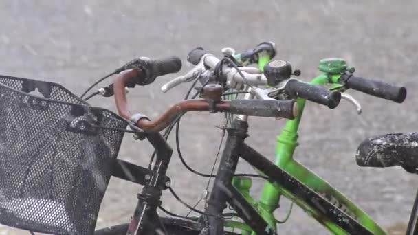날씨에 서리와 내리는 날씨에 자전거에 매달린 우박이 떨어지는 위험하기 때문에 — 비디오