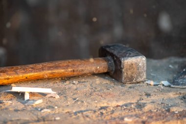 İnşaat alanındaki eski çekiç