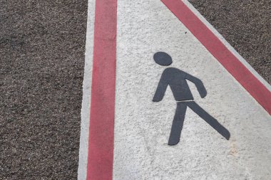 Caddede yaya geçidi işareti var.