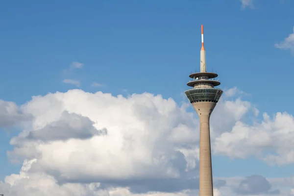 Wieża Telekomunikacyjna Zachmurzonym Niebem Tle — Zdjęcie stockowe