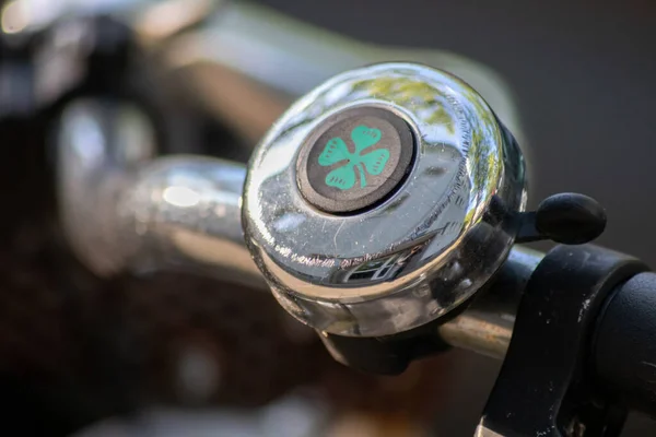 Primer Plano Campana Bicicleta Con Símbolo Hoja Trébol —  Fotos de Stock