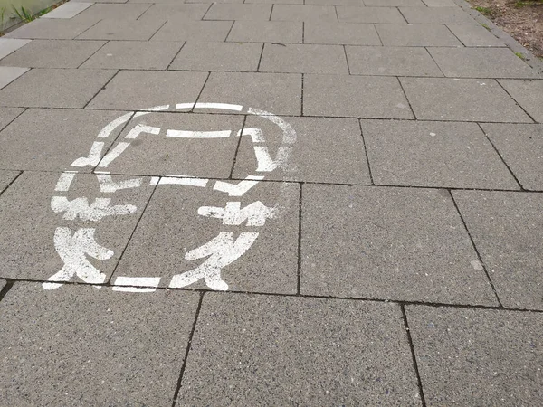 Tragen Sie Gesichtsmasken Schild Auf Dem Bürgersteig Zeigt Piktogramm Einer — Stockfoto