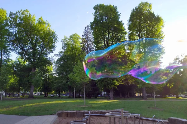 Burbujas Jabón Gigantescas Brillan Brillan Sol Mientras Los Niños Coloridos —  Fotos de Stock