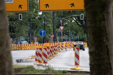 Şehirdeki yol bariyerleri ve araba