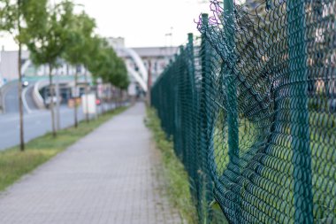 Otomobil sigortası ve emlak sigortası için çitin kırılması ve vandalizm ve bariyer tahribatı nedeniyle güvenlik ve güvenliğin kaybedilmesi nedeniyle yeşil tel örgülü tel örgü kaza sonucu mahvoldu.